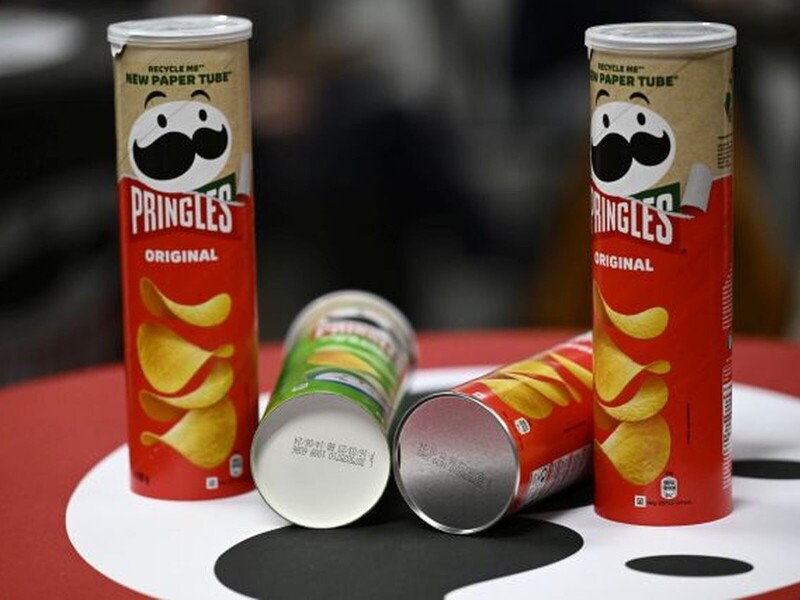 Papieren Pringles-tube pakt goud